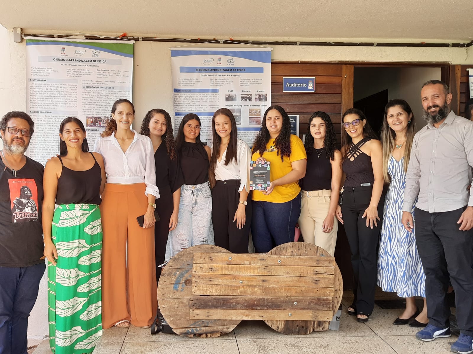 Na imagem, da esquerda para a direita, estão o Coordenador do curso, Samuel Albuquerque; a Coordenadora de Área, Lidiane Omena; as pibidianas; a Supervisora, Kléssia Bastos; a Colaboradora, Danielle Mota; e o Coordenador Institucional, Willamys Soares.